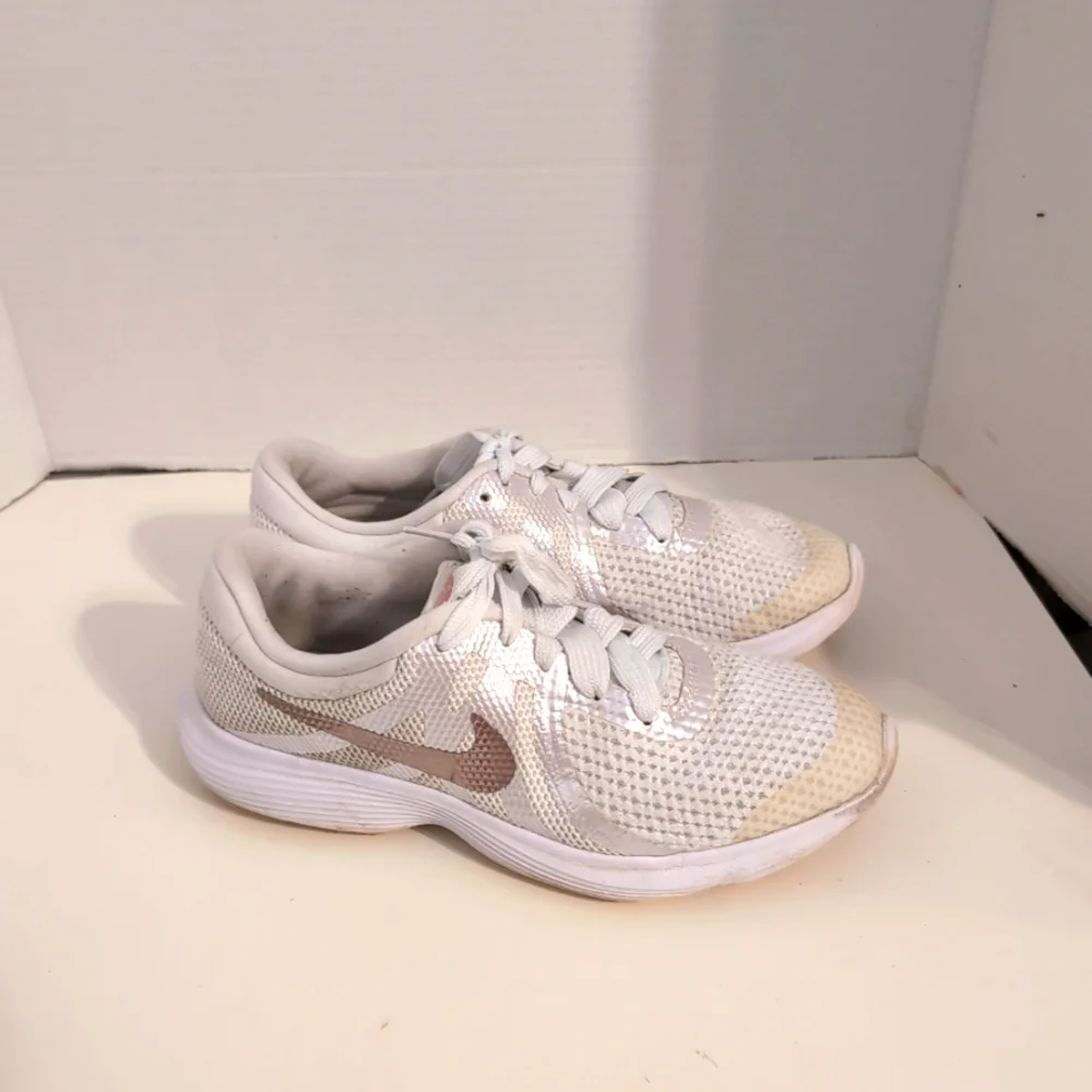 Nike Youth White Revolution 4 Metallic Red Bronze Sneakers 943306-100 Size 5.5
